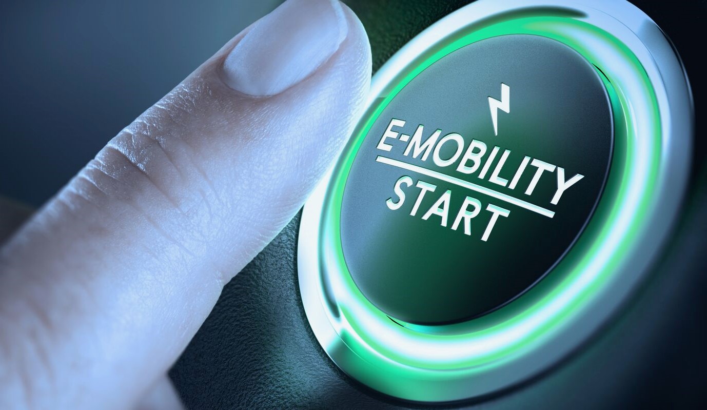 Finger dreückt auf Start Knopf von E-Mobility