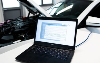 Ein Laptop über dem Motor eines Fahrzeugs