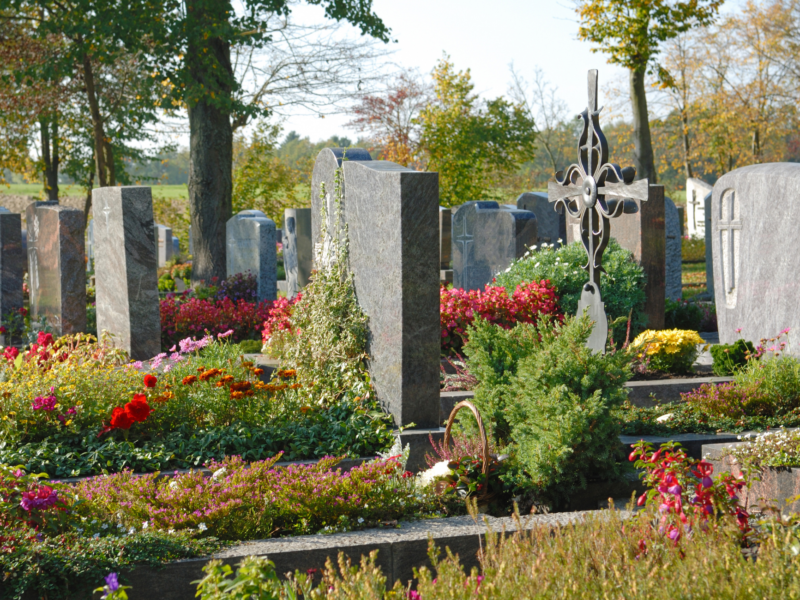 Friedhof mit Gräbern