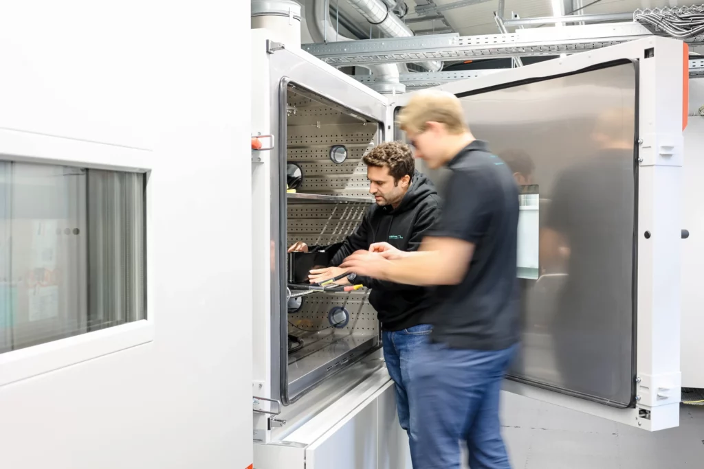 Zwei Ingenieure im Munich Battery Lab