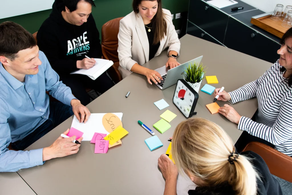 Scrum Team arbeitet agil in einem Meetingraum
